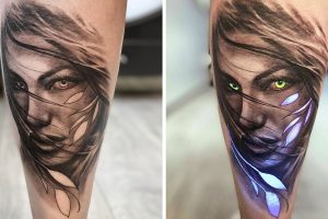 Egy művész sötétben világító tetoválásokat készít, és mi elképedünk a kreativitás szintjétől