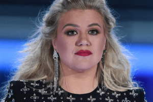 Kelly Clarkson még a halálos ágyán sem volt hajlandó kibékülni az apjával, ezzel felfedve, hogy az elhagyatottság fájdalma sosem ér véget