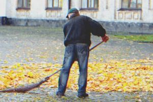 Az idős férfit kitiltották az unokája esküvőjéről, miután a gyerekei rájöttek, hogy gondnokként dolgozik