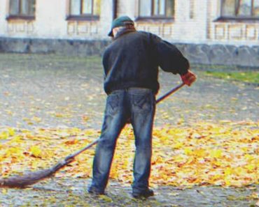 Az idős férfit kitiltották az unokája esküvőjéről, miután a gyerekei rájöttek, hogy gondnokként dolgozik