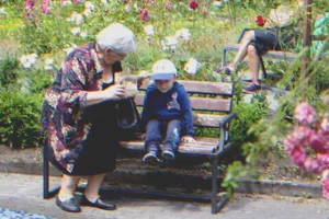 Az idős hölgy látja, hogy egy fiú órákig felügyelet nélkül ül a parkban, elérzékenyül, amikor felismeri az arcát