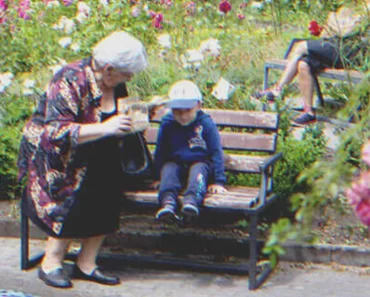 Az idős hölgy látja, hogy egy fiú órákig felügyelet nélkül ül a parkban, elérzékenyül, amikor felismeri az arcát