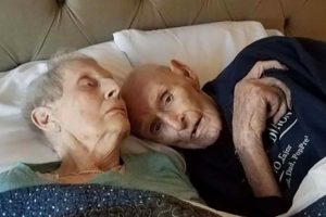 Egy idős házaspár, akik a második világháború alatt szerettek egymásba, és 70 évig voltak házasok, mindössze néhány óra különbséggel haltak meg.
