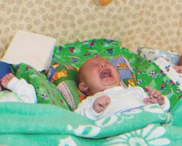 Az elhagyott háromgyermekes anyuka megy reggel etetni a babákat, és látja, hogy már valaki megetette őket