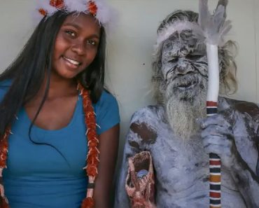 A bennszülött férfi megtudja, hogy az unokája diplomázik, és több ezer mérföldet utazik, hogy gratuláljon neki