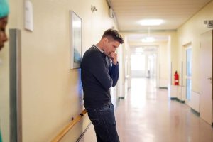 A fiú megtagadja az elhidegült apától, hogy lássa a haldokló anyát, még azután is, hogy „könyörgött és sírt mindenki előtt”