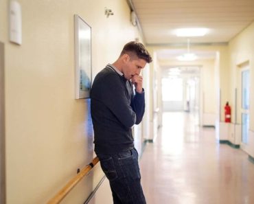 A fiú megtagadja az elhidegült apától, hogy lássa a haldokló anyát, még azután is, hogy „könyörgött és sírt mindenki előtt”