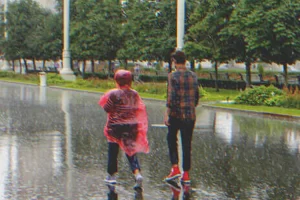 A férfi elvisz két esőtől elázott fiút, másnap viszontlátja őket a küszöbén