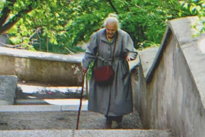 A szegény fiú segít egy idős nőnek felmászni a lépcsőn, később megtudja, hogy az az ő új, 1,8 millió dolláros otthonába vezet