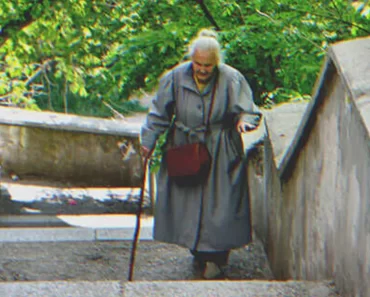 A szegény fiú segít egy idős nőnek felmászni a lépcsőn, később megtudja, hogy az az ő új, 1,8 millió dolláros otthonába vezet