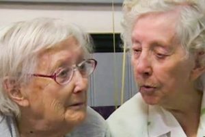 A 101 éves ikrek még mindig elválaszthatatlanok – annak ellenére, hogy 80 mérföldre élnek egymástól, minden héten találkoznak