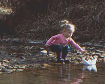 Egy kislány talál a folyón egy papírhajót, amire az van ráírva: „Segíts nekünk”