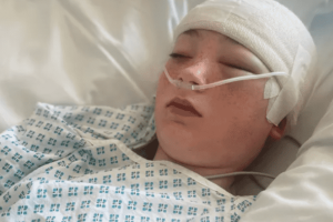 13 éves lányt “fejre ejtettek” a játszótéren és súlyos agysérülést szenvedett