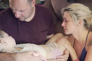 Szívszorító fotón, ahogy a szülők vigasztalják az 5 éves lányukat, órákkal azelőtt, hogy meghalna agydaganatban