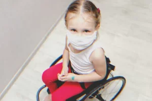 Az anya örökbe adta kerekesszékes gyermekét, 18 évvel később látja, ahogy kisétál a luxusautóból