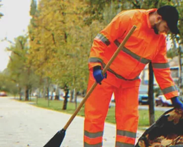 A fiatal házmester lett az egyetlen, aki gondoskodott 17 idős emberről, miután tönkrement az otthonuk