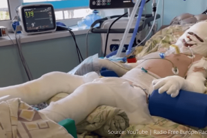 7 éves kisfiú maradt anyátlanul és a fél testén égési sérülésekkel az ukrajnai rakétacsapás után