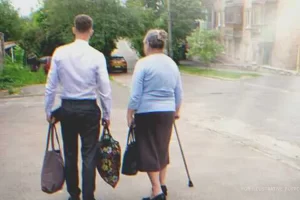A férfi segít a szegény hölgynek de kirúgják, mert elkésett. Visszakapja a munkáját, miután a nő beviharzott a főnök irodájába