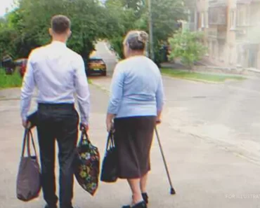 A férfi segít a szegény hölgynek de kirúgják, mert elkésett. Visszakapja a munkáját, miután a nő beviharzott a főnök irodájába