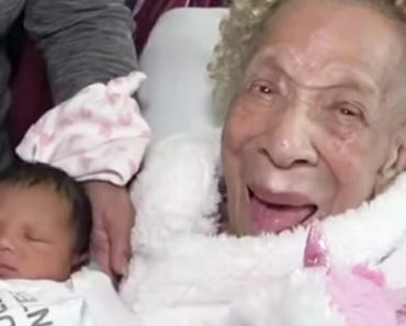 A 105 éves nő először találkozik ük-ükunokájával, amikor 5 generáció találkozik