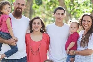 Az ötgyermekes anya és apuka meghalt, miután egy óriási mamutfenyő az autójukra zuhant a születésnapi kirándulás során