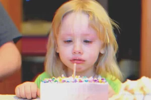 Az örökbe fogadott lány sír, amikor meglátja az első születésnapi tortáját, másnap 40 ezer dollárt kap a biológiai apjától