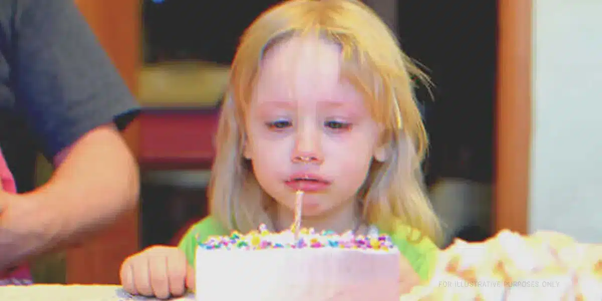 Az örökbe fogadott lány sír, amikor meglátja az első születésnapi tortáját, másnap 40 ezer dollárt kap a biológiai apjától