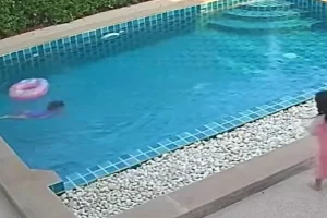 Drámai videón látható, ahogy egy hősies 3 éves kislány megmenti kishúgát a medencébe fulladástól