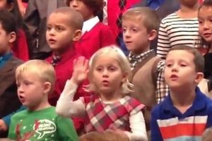 Az 5 éves kislány gondoskodik arról, hogy jelnyelvet használjon a siket szüleinek az iskolai koncerten