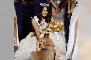 Epilepsziás tinédzsert koronázták meg a Miss Dallas Teen USA szépségversenyen, és a szolgálati kutyája is kap egy kis koronát