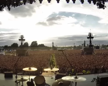 Egy stadionnyi ember hihetetlenül, spontán a „Bohemian Rhapsody” éneklésébe kezdett.
