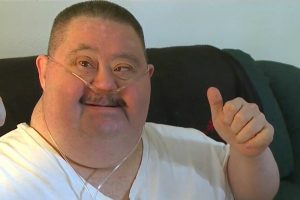 Az orvosok azt mondták az édesanyjának, hogy nem éli meg a 11 éves korát, hamarosan 62 éves lesz – Boldog születésnapot, Joey!