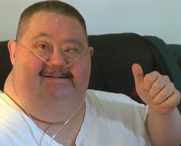 Az orvosok azt mondták az édesanyjának, hogy nem éli meg a 11 éves korát, hamarosan 62 éves lesz – Boldog születésnapot, Joey!