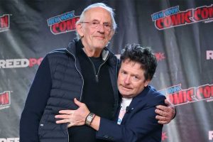 Michael J. Fox és Christopher Lloyd újra találkoznak, és érzelmes ölelést osztanak meg egymással a New York-i Comic Conon