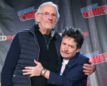 Michael J. Fox és Christopher Lloyd újra találkoznak, és érzelmes ölelést osztanak meg egymással a New York-i Comic Conon Michael J. Fox és Christopher Lloyd újra találkoznak, és érzelmes ölelést osztanak meg egymással a New York-i Comic Conon