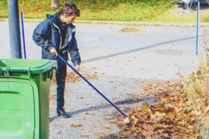 A fiú segít az anyukájának, aki naponta söpri az utcákat, egy nap meglátja az osztálytársait seprűvel és gereblyével a verandájukon