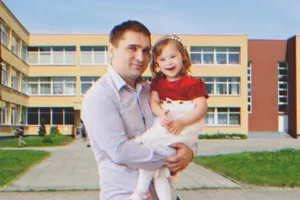 A 15 család által elutasított lányt örökbe fogadta az egyedülálló apa, évekkel később kiderül, hogy milliomos