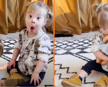 Egy 2 éves kislányt megleptek egy babával, amely pontosan úgy néz ki, mint ő — A reakciója felbecsülhetetlen
