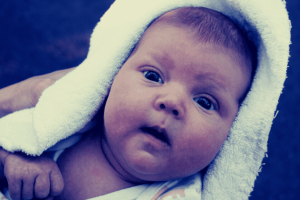 Csecsemő született egy fürdőkádban és kidobták az ablakon, sértetlen köldökzsinórral | De a baba csodával határos módon túléli