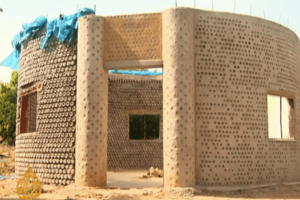 A nigériaiak földrengésbiztos otthonokat építenek műanyag palackokból, és ez megváltoztathatja a játékot