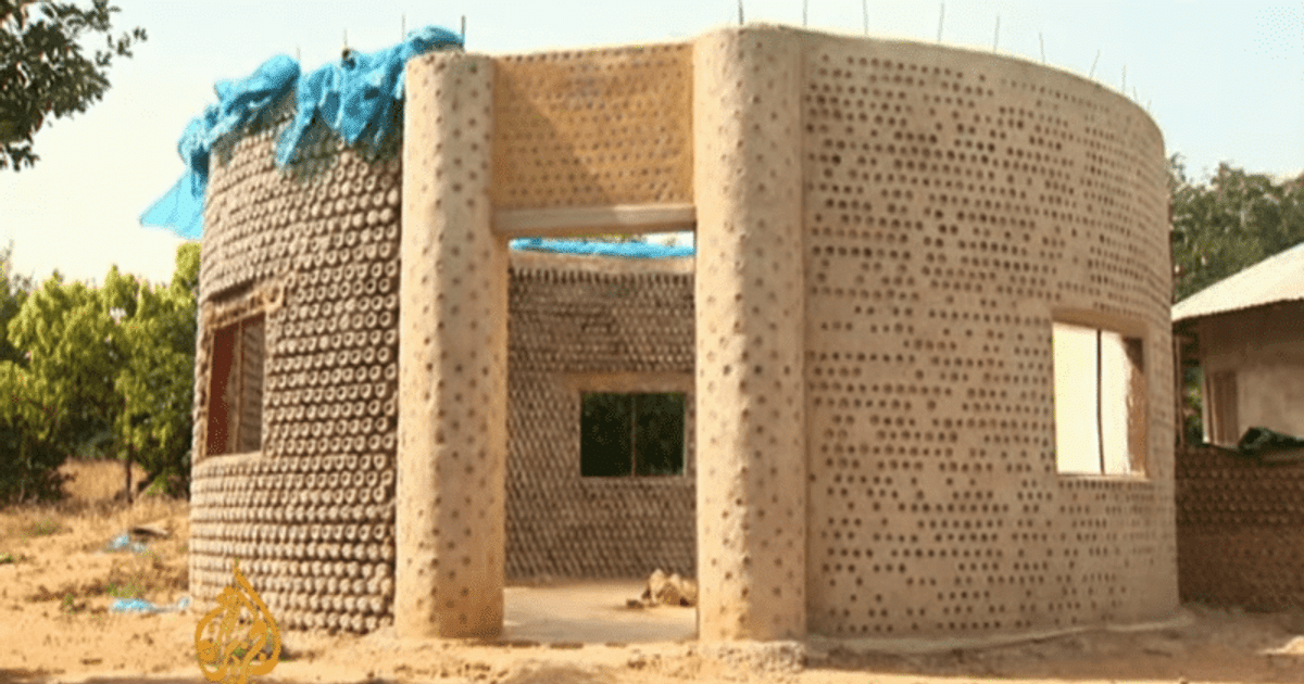 A nigériaiak földrengésbiztos otthonokat építenek műanyag palackokból, és ez megváltoztathatja a játékot