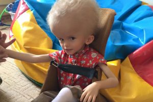 Az anya lemond a babáról a feje miatt – 4 év múlva kopogtatnak az árvaház ajtaján.