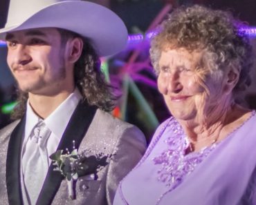 A középiskolás fiú elviszi a 92 éves dédnagymamáját a végzős bálba és szerintem megérdemli a világ összes dicséretét