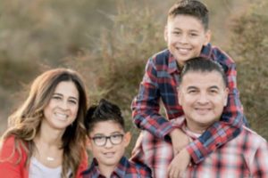 A rendőrtisztet és feleségét néhány hét különbséggel diagnosztizálták 4. stádiumú rákbetegséggel – most a két kisgyermeküknek van szüksége segítségre