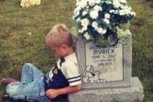 Az 5 éves fiú meglátogatja az ikertestvére sírját, hogy elmesélje neki az első óvodai napját, még mindig róla álmodik