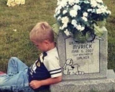 Az 5 éves fiú meglátogatja az ikertestvére sírját, hogy elmesélje neki az első óvodai napját, még mindig róla álmodik