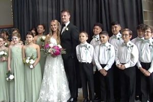 A tanárnő felkéri 5. osztályos diákjait, hogy legyenek koszorúslányok és vőfélyek az esküvőjén