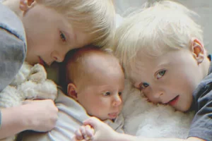 Az ikrek hazaviszik az utcán talált babát és testvérükként kezelik, egy évvel később megtudják, hogy 3 millió dolláros öröksége van