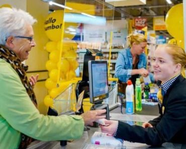 A holland szupermarket egyedülálló lassú pénztári sávot vezet be a beszélgetni vágyó magányos idősek számára