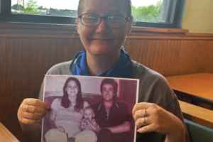 “Holly babát” 40 évvel az eltűnése után élve találták meg | A szüleit rejtélyes módon meggyilkolták